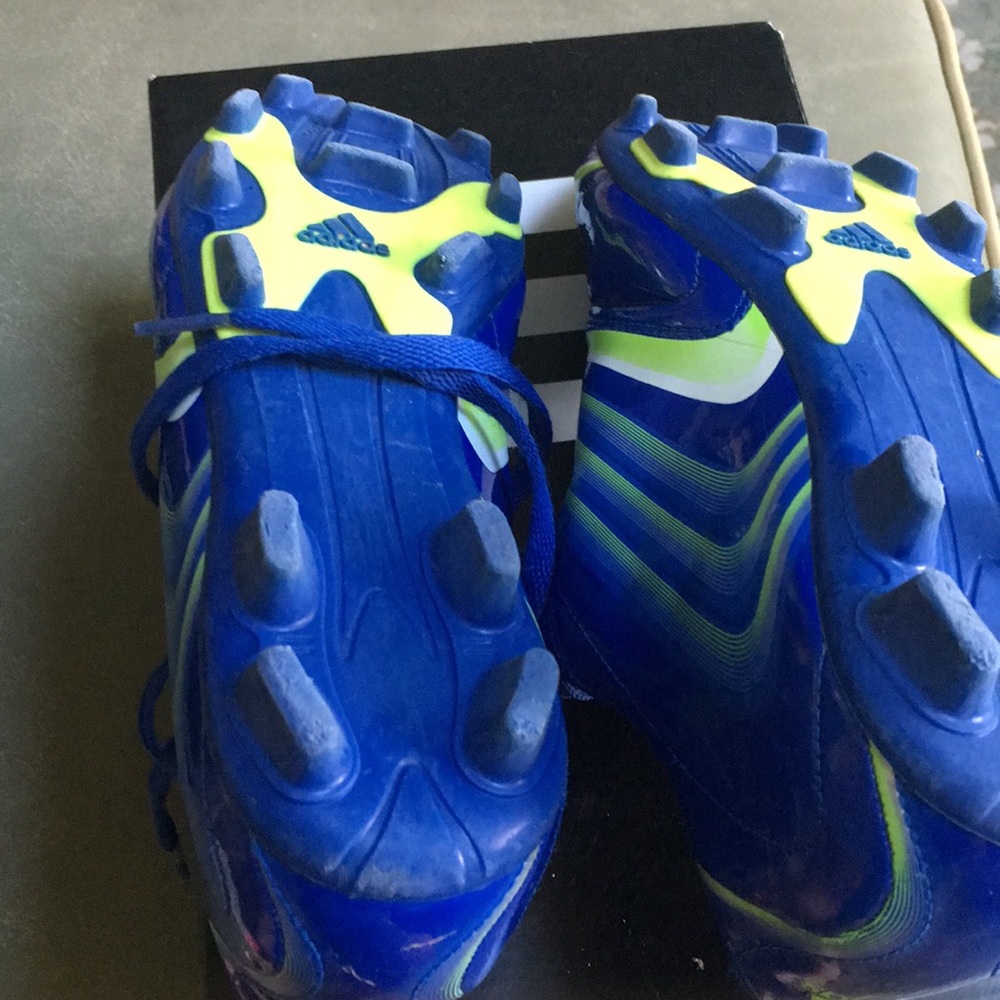 Soccer shoes